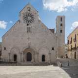 ...una stradina che si apre al lato del Duomo di Santa Maria Assunta